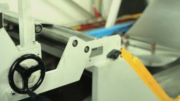 专业生产金属纺丝和深拉丝的公司的特写产品 — 图库视频影像