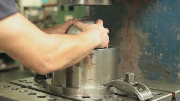 Metal Dönüşü Derin Çizim Üzerine Uzmanlaşmış Şirketin Yakın Çekim Üretimi — Stok video