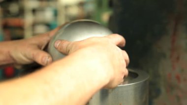 Derin çizim, ayrıca sıkıştırma olarak da adlandırılır, bir çipsiz metal oluşum sürecidir.