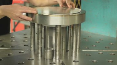 Derin çizim, ayrıca sıkıştırma olarak da adlandırılır, bir çipsiz metal oluşum sürecidir.