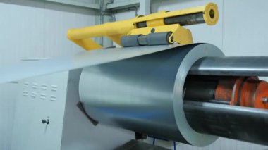 Metal fabrikasındaki otomatikleştirilmiş üretim sürecinin yakın çekim görüntüleri