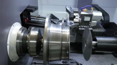 Metal fabrikasındaki otomatikleştirilmiş üretim sürecinin yakın çekim görüntüleri