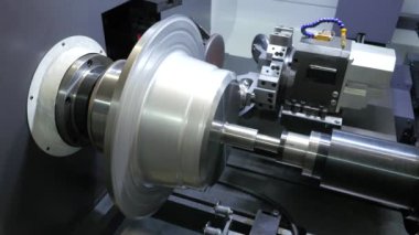 Metal fabrikasındaki otomatikleştirilmiş üretim sürecinin yakın çekim görüntüleri