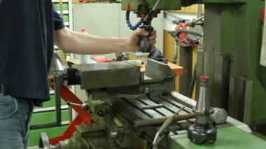 Metal fabrikasındaki otomatikleştirilmiş üretim sürecinin yakın çekim görüntüleri