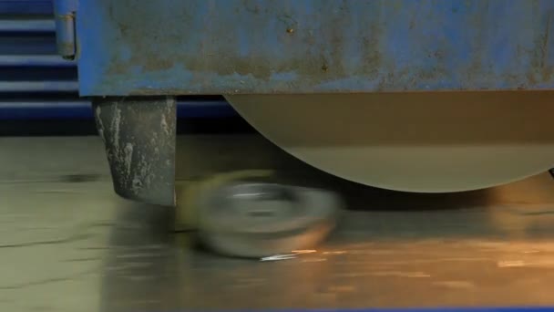 Nahaufnahme Eines Automatisierten Fertigungsprozesses Einer Metallfabrik — Stockvideo