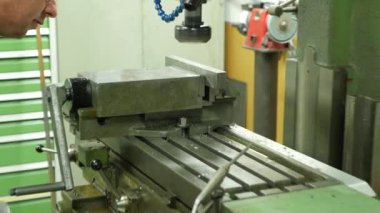 Metal fabrikasındaki otomatikleştirilmiş üretim sürecinin yakın çekim görüntüleri