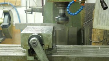 Metal fabrikasındaki otomatikleştirilmiş üretim sürecinin yakın çekim görüntüleri