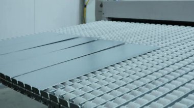 Metal fabrikasındaki otomatikleştirilmiş üretim sürecinin yakın çekim görüntüleri