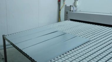 Metal fabrikasındaki otomatikleştirilmiş üretim sürecinin yakın çekim görüntüleri