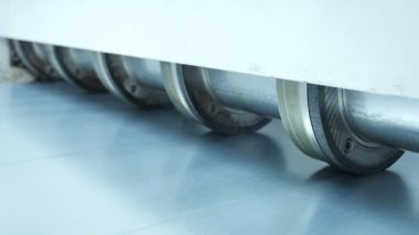 Metal fabrikasındaki otomatikleştirilmiş üretim sürecinin yakın çekim görüntüleri
