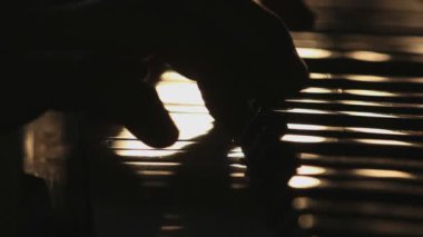 Arka planda piyano çalan adamın yakın çekim görüntüleri.