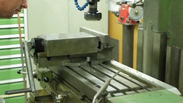 Κοντινό Πλάνο Βίντεο Αυτοματοποιημένης Κατασκευαστικής Διαδικασίας Εργοστάσιο Μετάλλων — Αρχείο Βίντεο