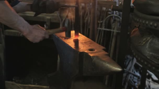 Σιδεράς Σφυρηλατεί Μέταλλο Σιδηρουργείο Βαρέα Μέταλλα — Αρχείο Βίντεο