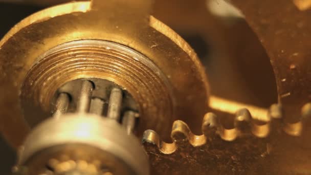 Cogwheels Sistema Engranajes Reloj Antiguo Macroshot Del Mecanismo Trabajo Filmado — Vídeos de Stock