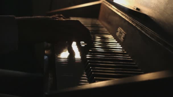 Close Beelden Van Man Die Piano Speelt Met Achtergrondverlichting — Stockvideo