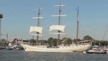 Bu arada SAIL Amsterdam, Hollanda 'nın en büyük halka açık etkinliği ve dünyanın en büyük serbest denizcilik etkinliği oldu.