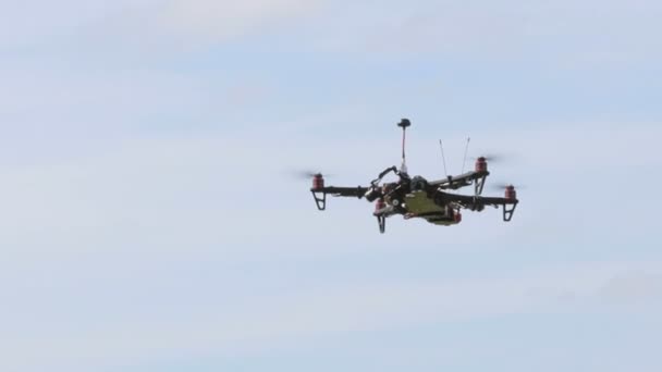 Radio Dikendalikan Drone Terbang Langit Penuh Hd1920X1080 — Stok Video