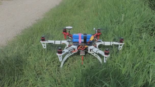 Le drone commence à voler dans le ciel, vue du bottum vers le haut.Il y a une petite caméra attachée au drone.