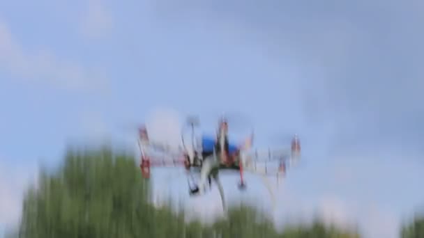 Le drone commence à voler dans le ciel, vue du bottum vers le haut.Il y a une petite caméra attachée au drone.