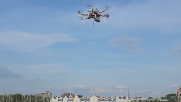 Dronen Begynner Fly Himmelen Fra Bunnen Oppover Det Lite Kamera – stockvideo