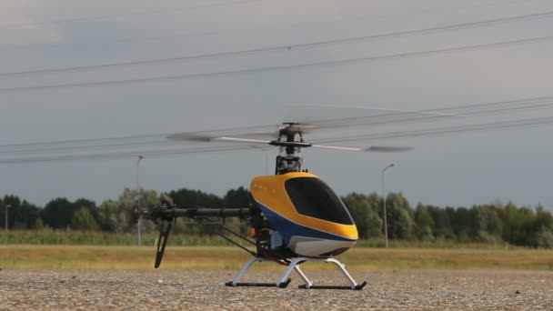 Helikopter Rotor Menutup Terbang Dan Stunting — Stok Video