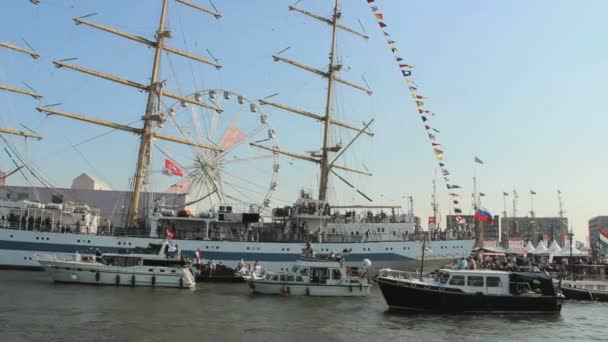 セイルの最初の版は1975にありましたが Sailアムステルダムはオランダ最大の公共イベントに成長し 世界最大の無料の海洋イベントになっています — ストック動画