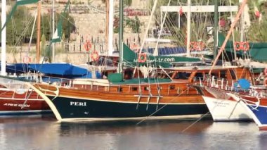 Ada Limanı 'ndaki yatların manzaralı görüntüleri.