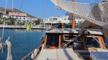 Ada Limanı 'ndaki yatların manzaralı görüntüleri.