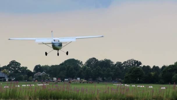 Avião Está Aterrar Aeroporto Hilversum Avião Pequeno — Vídeo de Stock