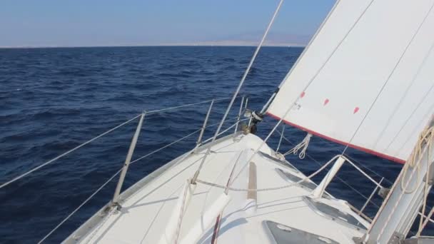 ギリシャでのカラフルな生活の美しいショット セーリングボート 青い水と素敵な景色で — ストック動画