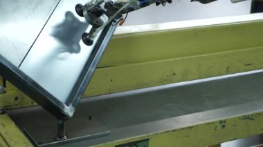 Metal fabrikasındaki otomatikleştirilmiş üretim sürecinin yakın çekim görüntüleri