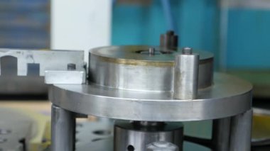 Metal fabrikasındaki otomatikleştirilmiş üretim sürecinin yakın çekim görüntüleri