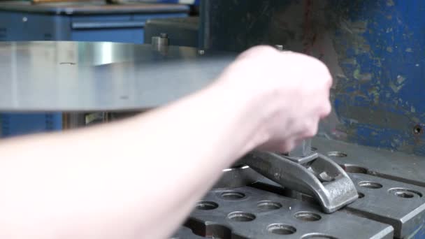 金属工場での自動製造プロセスのクローズアップ映像 — ストック動画