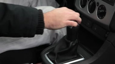 İnsan vites değiştirirken çekilmiş görüntüler.