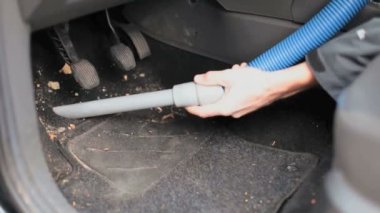 Adam arabaları temizlerken çekilmiş görüntüler.