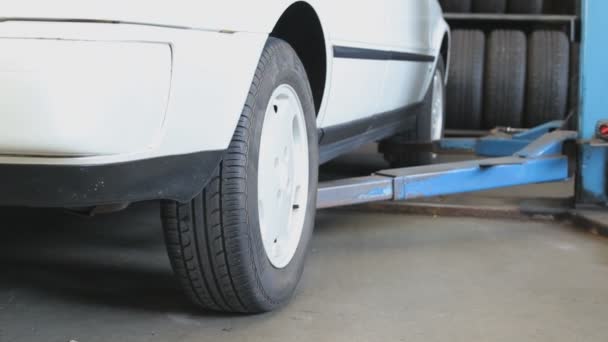 Coche Blanco Está Siendo Levantado Por Elevador Del Coche Garaje — Vídeos de Stock