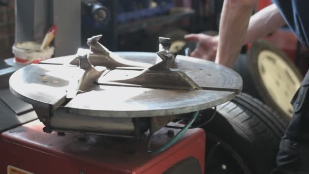 Réparation Mécanique Pneu Dans Garage Sur Une Machine Montage Pneus — Video
