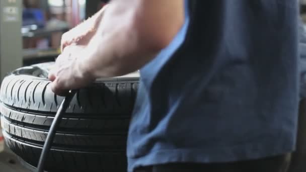 타이어에 기계공 차고에 타이어를 기계에 새로운 타이어를 배치하고 공기로 — 비디오