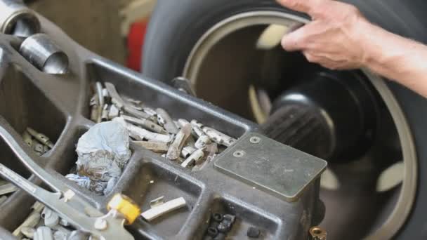在轮胎安装机上对车库里的轮胎进行机械修理 — 图库视频影像