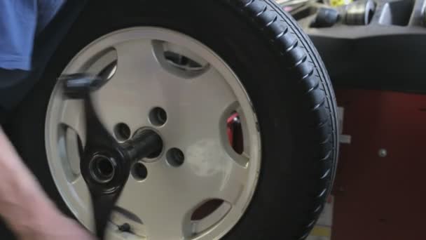机械地把轮胎放在车库里的轮胎装配机上 — 图库视频影像