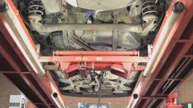 Asansördeki araba garajda yukarı çıkıyor.