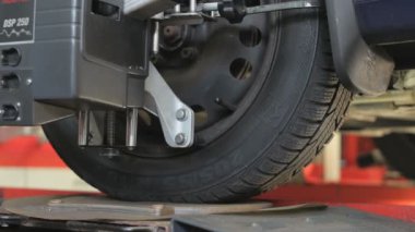 Garajdaki hizalama makinesinde dönen tekerlek