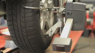 Araç tekerleği bilgisayarlı tekerlek hizalama makinesiyle sabitlendi