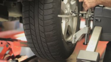 Hizalama makinesi garajdaki bir lastiğe yerleştirilir.
