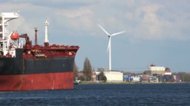 Amsterdam Limanı. Orada bir sürü yel değirmeni var ama aynı zamanda bir sürü de endüstri var.