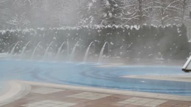 Bu çekimler Belçika 'daki bir içme suyu fabrikasında ünlü mavi şişelerle yapılıyor..