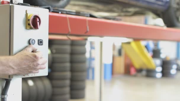 Autolift Een Garage Wachtend Zonder Auto Erop Sluiten Van Mechanische — Stockvideo