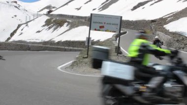 İtalya 'daki Stelvio Geçidi. Bir sürü motorlu araç sürücüsü dağdan inip çıkıyor. Yukarıdan güzel manzara.