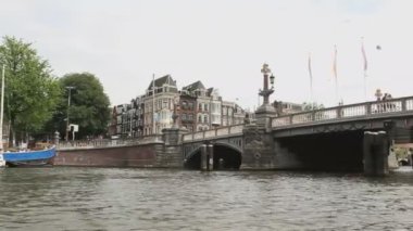 Amsterdam 'daki tipik evler. Bu çekim kanal teknesinden çekilmiş. Mükemmel bir bebek..