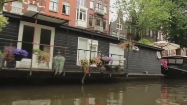 Amsterdam 'daki tipik evler. Bu çekim kanal teknesinden çekilmiş. Mükemmel bir bebek..
